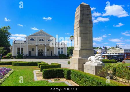 Cambridge, Nuova Zelanda. Il monumento commemorativo della prima Guerra Mondiale di fronte al vecchio municipio (1909) Foto Stock