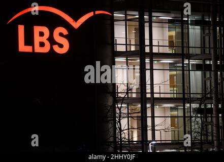 Hannover, Germania. 26th Jan 2022. Un logo risplende sulla LBS Norddeutsche Landesbausparkasse Berlin - Hannover. Credit: Julian Stratenschulte/dpa/Alamy Live News Foto Stock