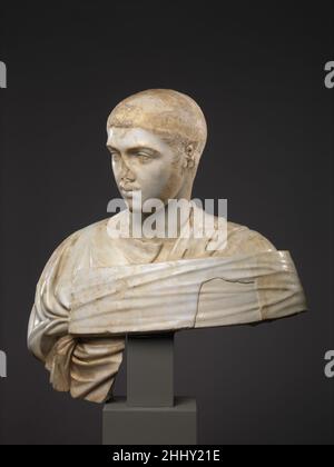 Marmo ritratto busto di Severus Alexander ca. 230–235 Romano il giovane imperatore Severus Alessandro (r. A.D. 222–235) indossa una contabolata toga, con un grande overfold (seno) attraverso il petto e una piega diagonale che si estende sopra la spalla sinistra e giù la schiena. Il tipo è caratteristico dei ritratti romani più recenti in cui il soggetto è mostrato in abito civico formale. Il busto fu probabilmente prodotto in un laboratorio imperiale a Roma e fu allestito in un luogo pubblico di spicco, forse con altri ritratti imperiali che rappresentavano i suoi predecessori o con altri membri della famiglia imperiale, come Foto Stock