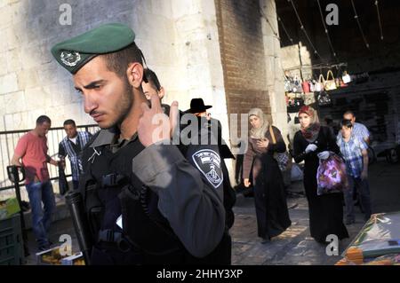 Israele. Gerusalemme. Sito patrimonio dell'umanità dell'UNESCO. SOLDATO ISRAELIANO ALLA PORTA DAMASCO L'INGRESSO DELLA CITTÀ VECCHIA Foto Stock