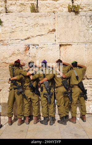 Israele. Gerusalemme. Sito patrimonio dell'umanità dell'UNESCO. I soldati della città vecchia pregano al muro occidentale nella città vecchia Foto Stock