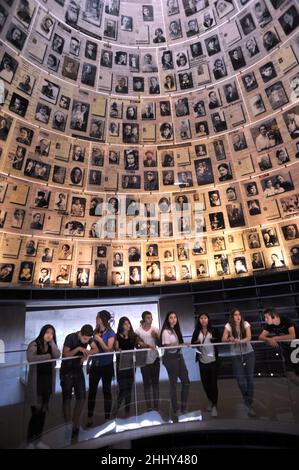 ISRAELE. GERUSALEMME. GIOVANI ISRAELIANI IN VISITA A YAD VASHEM IL MUSEO STORICO DELL'OLOCAUSTO Foto Stock