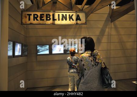 ISRAELE. GERUSALEMME. I TURISTI CHE VISITANO YAD VASHEM IL MUSEO DI STORIA DELL'OLOCAUSTO Foto Stock