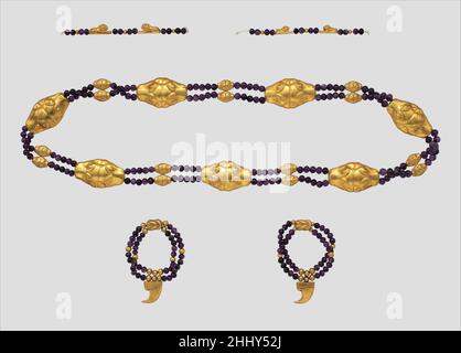 Girdle, caviglie e braccialetti della principessa Sithathoryunet ca. 1887–1813 a.C. Regno di mezzo questi cinque pezzi in oro e ametista creano un set dalle potenti proprietà magiche. Tutti gli elementi si concentrano sulle immagini feline, che possono essere correlate alla protezione e alla tutela. La principessa probabilmente li indossava durante un rituale religioso o una cerimonia di stato. Le teste del felino sulla cintura contengono piccole palline che avrebbero fatto un suono di tinkling delicato quando la principessa camminava o danzava. Una testa forma un clasp abilmente costruito. Girdle, caviglie e braccialetti con testa felina di Foto Stock