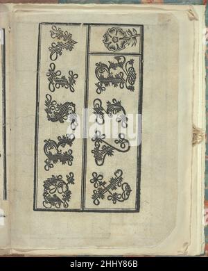 Opera Nova Universali intitolata Corona di racammi, pagina 38 (recto) [1530] Giovanni Andrea Vavassore italiano pubblicato da Giovanni Andrea (chiamato 'Guadagnino') Vavassore, italiano, attivo 16th secolo, Venezia.dall'alto verso il basso, e da sinistra a destra:progettato composto da 2 colonne verticali contenenti lettere dell'alfabeto, ma mancanti 'U' e 'W'. L'alfabeto termina con la lettera 'R' e il design termina con l'illustrazione di 5 petali di fiore. Le lettere vengono stampate in nero in script curvilineo che corrisponde alle lettere della pagina precedente. Opera Nova Universali intitulata Corona di racammi, pagina 38 (recto) Foto Stock