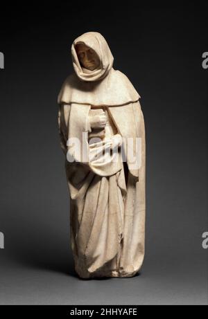 Mourner ca. 1453 Etienne Bobillet Franco-Netherlandish la tomba a Bourges di Jean, duc de Berry (1340-1416), fu iniziata da Jean de Cambrai e completata da Étienne Bobillet e Paul de Mosselman. Per la tomba del duca, la sua effigie-ritratto a grandezza naturale fu posta sopra un sarcofago, con figure di lutto rese in alto rilievo lungo i suoi lati. L'idea di circondare la tomba con tali figure deriva molto probabilmente da una consuetudine dei primi del XIII secolo di attaccare al suo sarcofago token di doloroso ricordo del defunto. Qui le figure possono rappresentare membri specifici del duca Foto Stock