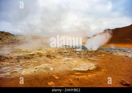 Campo di fumarole nella zona geotermica di Namafjall Islanda. Famosa attrazione turistica Foto Stock