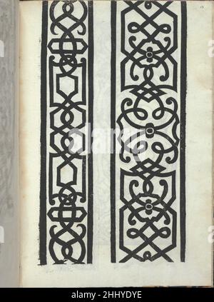 Libro quarto. De rechami per elquale se impara in diuersi Modelordine e il modo di recamare...Opera nua, page 13 (recto) ca. 1532 Alessandro Paganino italiano pubblicato da Alessandro Paganini, italiano, attivo 16th secolo.Ricamo design composto da 2 colonne verticali, ognuna con un diverso motivo interlacciato. Questo è lo stesso disegno stampato a pagina 11; tuttavia il disegno è stampato in nero anziché in bianco e i motivi cambiano lato. Libro quarto. De rechami per elquale se impara in diuersi Modelordine e il modo di recamare...Opera nua, pag. 13 (recto) 659843 Foto Stock
