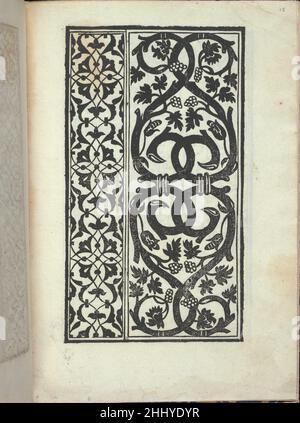 Libro quarto. De rechami per elquale se impara in diuersi Modelordine e il modo di recamare...Opera nua, page 15 (recto) ca. 1532 Alessandro Paganino italiano pubblicato da Alessandro Paganini, italiano, attivo 16th secolo.Ricamo design composto da 2 colonne verticali. La colonna di sinistra è decorata con un motivo moresco. La colonna di destra è decorata con vitigni intrecanti. Questo è lo stesso disegno della pagina precedente, ma è stampato in nero invece che in bianco. Libro quarto. De rechami per elquale se impara in diuersi Modelordine e il modo di recamare...Opera nua, pag. 15 (recto) 65 Foto Stock