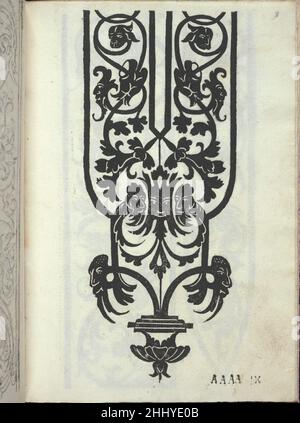 Libro quarto. De rechami per elquale se impara in diuersi Modelordine e il modo di recamare...Opera nua, page 8 (recto) ca. 1532 Alessandro Paganino italiano pubblicato da Alessandro Paganini, italiano, attivo 16th secolo.Ricamo design decorato con viti ricurvi che si uniscono e formano una foglia su cui è un volto umano. Ogni vite termina anche in una foglia con un volto animale o umano. Il fondo del disegno termina con un elemento ornamentale. Questo è lo stesso disegno stampato a pagina 6, ma invece di essere stampato in bianco, è stampato in nero. Libro quarto. De rechami per elqua Foto Stock