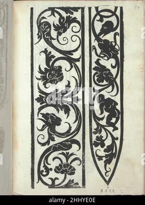 Libro quarto. De rechami per elquale se impara in diuersi Modelordine e il modo di recamare...Opera nua, page 9 (recto) ca. 1532 Alessandro Paganino italiano pubblicato da Alessandro Paganini, italiano, attivo 16th secolo.Ricamo design composto da 2 colonne verticali. La colonna di sinistra è decorata con viti ricurva, ciascuna terminante in una foglia con un volto. La colonna di destra è decorata con viti ricurvi con una figura umana come una foglia così come altre due foglie con facce. Questo è lo stesso disegno stampato a pagina 7, ma invece di essere stampato in bianco, è stampato in nero. Libro quarto. De rech Foto Stock