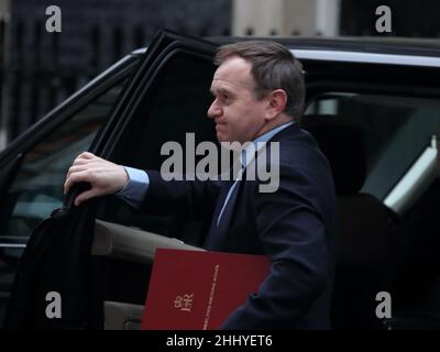 Londra, Regno Unito. 25th Jan 2022. Il Segretario per l'ambiente George Eustice arriva al n. 10 per la riunione settimanale del Gabinetto a Downing Street. Foto Stock