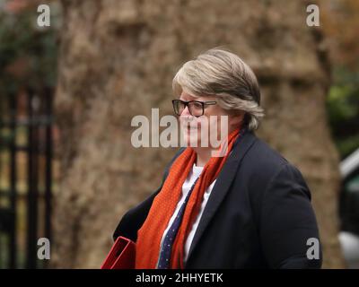 Londra, Regno Unito, 25th gennaio 2022. Therese Coffey arriva alla riunione settimanale del Gabinetto al n. 10 Downing Street. Foto Stock