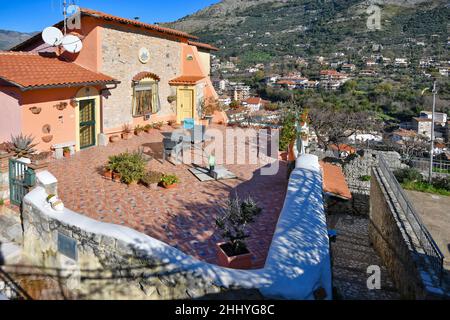 Una caratteristica casa con terrazza nel panorama di Itri, città medievale del Lazio, Italia. Foto Stock