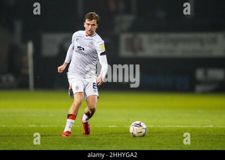 Luton, Regno Unito. 25th Jan 2022. Luke Berry (8) di Luton Town durante la partita di Sky Bet Championship tra Luton Town e Bristol City a Kenilworth Road, Luton, Inghilterra, il 25 gennaio 2022. Foto di David Horn. Credit: Prime Media Images/Alamy Live News Foto Stock