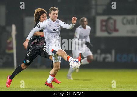 Luton, Regno Unito. 25th Jan 2022. Luke Berry (8) di Luton Town durante la partita di Sky Bet Championship tra Luton Town e Bristol City a Kenilworth Road, Luton, Inghilterra, il 25 gennaio 2022. Foto di David Horn. Credit: Prime Media Images/Alamy Live News Foto Stock