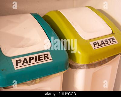 Contenitore per rifiuti per la separazione dei rifiuti di carta e plastica in tedesco Foto Stock