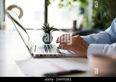 Imprenditore mano digitando sulla tastiera del computer di un computer portatile in ufficio. Affari e finanza concetto. Foto Stock