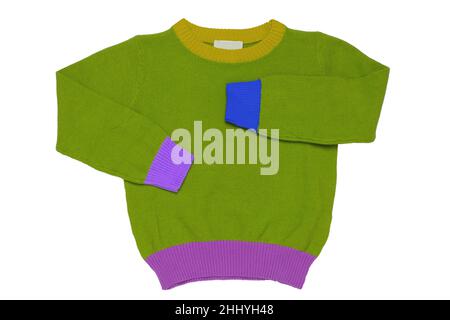 Vista dall'alto dei vestiti per bambino ragazzo isolato su uno sfondo bianco. Un maglione bambino verde bello o cardigan lavorato a maglia. Moda autunno e inverno Foto Stock