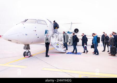 Bratislava, Slovacchia. 26th Jan 2022. Campionato europeo di pallamano, Germania: Partenza dall'EHF EURO 2022: Il team si occupa dell'aereo all'aeroporto. Dopo la loro eliminazione nel round principale, la nazionale tedesca di pallamano vola di nuovo in Germania da Bratislava. Credit: Sascha Klahn/dpa/Alamy Live News Foto Stock