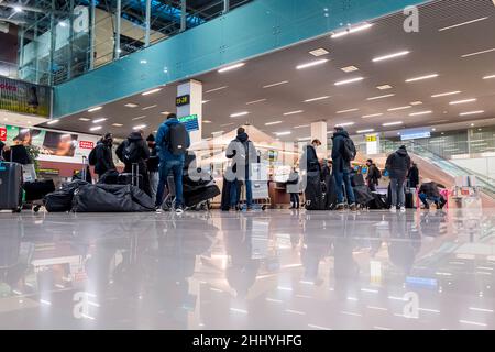 Bratislava, Slovacchia. 26th Jan 2022. Campionato europeo di pallamano, Germania: Partenza dall'EHF EURO 2022: I giocatori sono in piedi nel terminal dell'aeroporto con i loro bagagli. Dopo la loro eliminazione nel round principale, la nazionale tedesca di pallamano vola di nuovo in Germania da Bratislava. Credit: Sascha Klahn/dpa/Alamy Live News Foto Stock