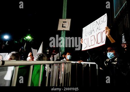 Messico, Messico. 25th Jan 2022. Un protessore ha un segno che dice che sono arrabbiato per il silenzio durante la manifestazione. In seguito all'assassinio di tre giornalisti messicani nelle prime settimane del 2022, centinaia di giornalisti si sono riuniti per protestare al di fuori degli uffici del Ministero degli interni di Città del Messico. Faceva parte di una protesta nazionale simultanea che ha avuto luogo 38 città. (Foto di Lexie Harrison-Cripps/SOPA IMA/Sipa USA) Credit: Sipa USA/Alamy Live News Foto Stock