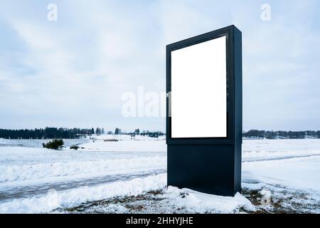 Cartellone vuoto su una sponda ghiacciata del lago, banner con spazio per aggiungere il tuo testo. Stagione invernale. Foto Stock