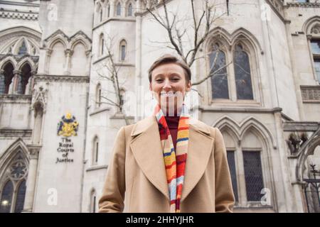 Londra, Regno Unito 25th gennaio 2022. Il dottor Alice Brough, uno dei ricorrenti, al di fuori delle corti reali di giustizia dopo l'udienza. Gli attivisti per i diritti degli animali si sono riuniti per protestare contro l'agricoltura delle fabbriche, mentre il gruppo di allevamento delle fabbriche di rottami ha lanciato la sua sfida legale contro la DEFRA per non aver adottato adeguate precauzioni contro i rischi pandemici noti dell'agricoltura delle fabbriche. Foto Stock