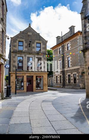 Edifici vittoriani a tre piani all'angolo tra Bridge Street e Albert Street a Kirkwall a Orkney, Scozia Foto Stock
