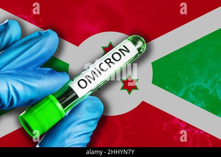 Burundi scoppio della variante omicron. Una mano in un guanto di gomma blu tiene una provetta con il virus covid-19 omicron davanti alla bandiera Burundi. Omicron var Foto Stock