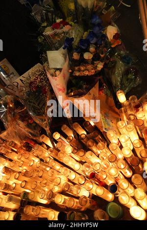 New York, Stati Uniti. 24th Jan 2022. Un memoriale improvvisato è raffigurato al di fuori del precinto della polizia del 32nd ad Harlem dopo la morte degli ufficiali Jason Rivera e Wilbert Mora. Gli ufficiali di polizia e le candele pubbliche accese, posò fiori e pagò rispetto agli ufficiali caduti. (Credit Image: © Catherine Nance/SOPA Images via ZUMA Press Wire) Foto Stock