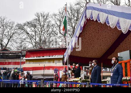 Srinagar, India. 26th Jan 2022. I funzionari indiani srotolano la bandiera indiana durante le celebrazioni del giorno della Repubblica indiana a Srinagar. Le autorità della valle del Kashmir hanno organizzato funzioni ufficiali per celebrare la Repubblica indiana del 73rd in mezzo a una maggiore veglia di sicurezza. In molti luoghi della valle sono stati eretti dei punti di controllo e la risata è stata intensificata. I servizi internet mobili sono stati temporaneamente sospesi in tutta la valle. Credit: SOPA Images Limited/Alamy Live News Foto Stock