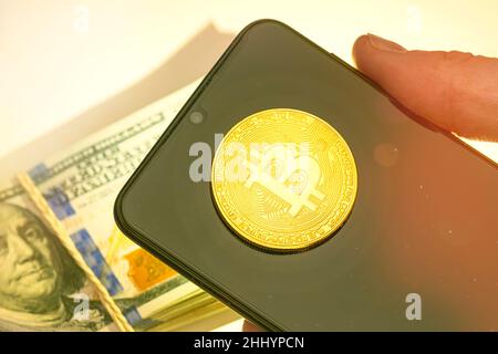 moneta da bit per la svalutazione. Primo piano bitcoin e la barra del grafico digitale del mercato azionario su nero. Criptovaluta. Crescita dello stock di Bitcoin. Investire in risorse virtuali. Foto Stock
