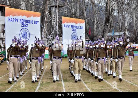 Srinagar, India. 26th Jan 2022. Un contingente di poliziotti indiani marcia durante le celebrazioni India Repubblica Day a Srinagar. Le autorità della valle del Kashmir hanno organizzato funzioni ufficiali per celebrare la Repubblica indiana del 73rd in mezzo a una maggiore veglia di sicurezza. In molti luoghi della valle sono stati eretti dei punti di controllo e la risata è stata intensificata. I servizi internet mobili sono stati temporaneamente sospesi in tutta la valle. Credit: SOPA Images Limited/Alamy Live News Foto Stock