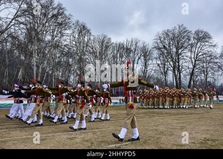 Srinagar, India. 26th Jan 2022. Un contingente di poliziotti indiani marcia durante le celebrazioni India Repubblica Day a Srinagar. Le autorità della valle del Kashmir hanno organizzato funzioni ufficiali per celebrare la Repubblica indiana del 73rd in mezzo a una maggiore veglia di sicurezza. In molti luoghi della valle sono stati eretti dei punti di controllo e la risata è stata intensificata. I servizi internet mobili sono stati temporaneamente sospesi in tutta la valle. Credit: SOPA Images Limited/Alamy Live News Foto Stock