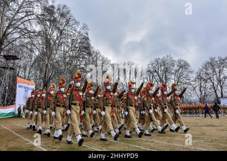 Srinagar, India. 26th Jan 2022. Un contingente di poliziotti indiani marcia durante le celebrazioni India Repubblica Day a Srinagar. Le autorità della valle del Kashmir hanno organizzato funzioni ufficiali per celebrare la Repubblica indiana del 73rd in mezzo a una maggiore veglia di sicurezza. In molti luoghi della valle sono stati eretti dei punti di controllo e la risata è stata intensificata. I servizi internet mobili sono stati temporaneamente sospesi in tutta la valle. Credit: SOPA Images Limited/Alamy Live News Foto Stock