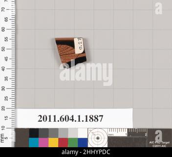 Frammento del bordo di terracotta di una kylix (tazza da bere) 480–470 a.C. Greco, Attico esterno, soggetto non identificato. Frammento del bordo di terracotta di una kylix (tazza da bere) 683439 Foto Stock