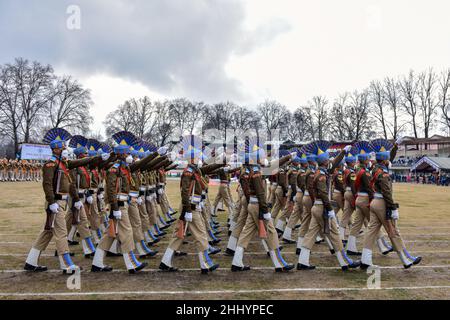 Srinagar, India. 26th Jan 2022. Un contingente di poliziotti indiani marcia durante le celebrazioni India Repubblica Day a Srinagar. Le autorità della valle del Kashmir hanno organizzato funzioni ufficiali per celebrare la Repubblica indiana del 73rd in mezzo a una maggiore veglia di sicurezza. In molti luoghi della valle sono stati eretti dei punti di controllo e la risata è stata intensificata. I servizi internet mobili sono stati temporaneamente sospesi in tutta la valle. Credit: SOPA Images Limited/Alamy Live News Foto Stock