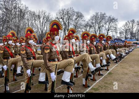 Srinagar, India. 26th Jan 2022. Un contingente di poliziotti indiani si esibiscono durante le celebrazioni della Repubblica indiana a Srinagar. Le autorità della valle del Kashmir hanno organizzato funzioni ufficiali per celebrare la Repubblica indiana del 73rd in mezzo a una maggiore veglia di sicurezza. In molti luoghi della valle sono stati eretti dei punti di controllo e la risata è stata intensificata. I servizi internet mobili sono stati temporaneamente sospesi in tutta la valle. Credit: SOPA Images Limited/Alamy Live News Foto Stock