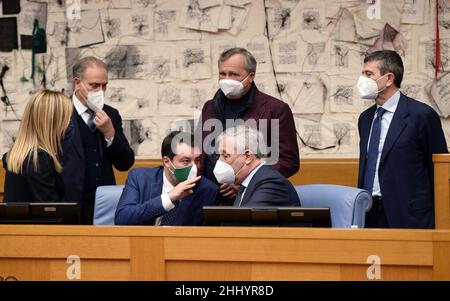 Italia, Roma, 25 gennaio 2022 : Camera dei deputati, conferenza stampa del Centro-destra per proporre i nomi dei candidati alla Presidenza della Repubblica. Nella foto: Matteo Salvini, capo della Lega e (R) Antonio Tajani, vicepresidente e coordinatore nazionale di forza Italia. Dietro (L) Giorgia Meloni, Lorenzo Cesa, Luigi Brugnaro, Maurizio Lupi. Foto © Fabio Cimaglia/Sintesi/Alamy Live News Foto Stock