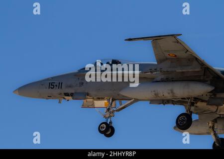 Zaragoza, SPAGNA - Luglio 16 2021 - F-A-18A + Hornet monoposto da caccia appartenente alla base militare di Saragozza dell'aviazione spagnola su traini Foto Stock