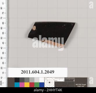 Frammento del bordo di terracotta di una kylix (tazza da bere) secondo quarto del 5th secolo a.C. Greco, Attico esterno, parte di esteso avambraccio. Frammento del bordo di terracotta di una kylix (tazza da bere) 683543 Foto Stock