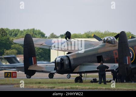 Battle of Britain Memorial Flight Lancaster PA474 in fase di rifornimento Foto Stock