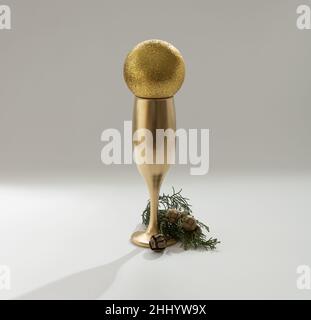 Albero di Natale con un bicchiere d'oro di champagne. Concetto minimo di Capodanno. Foto Stock