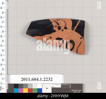 Frammento del bordo di terracotta di una kylix (tazza da bere) secondo quarto del 5th secolo a.C. Greco, Attico esterno, avambraccio con drappeggio poggiato sulla spalla di un guerriero helmeted con scudo e lancia. Frammento del bordo di terracotta di una kylix (tazza da bere) 683673 Foto Stock