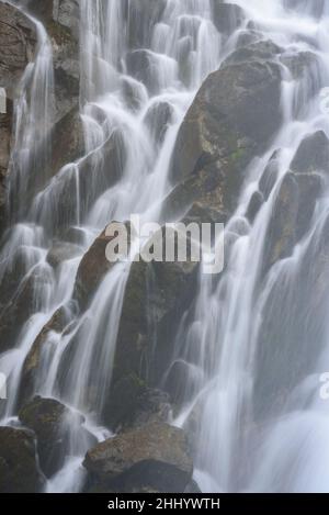 Comials cascata, vicino al Passo Bonaigua (Pirenei, Parco Nazionale di Aigüestortes e Estany de Sant Maurici, Catalogna, Spagna) Foto Stock