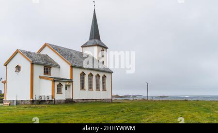 Tradizionale chiesa norvegese di fronte alla spiaggia Foto Stock