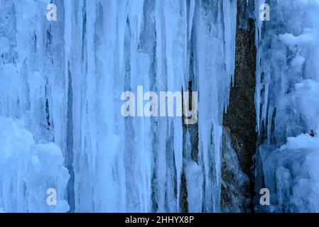 Dettagli di neve e stalattiti di ghiaccio nella cascata Salt de Murcurols ghiacciata e nevosa in inverno (Berguedà, Catalogna, Spagna, Pirenei) Foto Stock