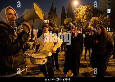 Gerusalemme, Israele. Gen 25th 2022. Dimostrazione contro il virus Corona protocollo di emergenza strickening ed estensione di fronte alla casa israeliana degli eletti - la Knesset. Durante la votazione è stato approvato l'aggiornamento del protocollo di emergenza. Gerusalemme, Israele. Gen 25th 2022. (Foto di Matan Golan/Alamy Live News) Foto Stock