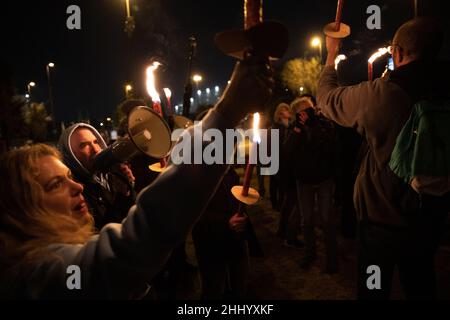 Gerusalemme, Israele. Gen 25th 2022. Dimostrazione contro il virus Corona protocollo di emergenza strickening ed estensione di fronte alla casa israeliana degli eletti - la Knesset. Durante la votazione è stato approvato l'aggiornamento del protocollo di emergenza. Gerusalemme, Israele. Gen 25th 2022. (Foto di Matan Golan/Alamy Live News) Foto Stock